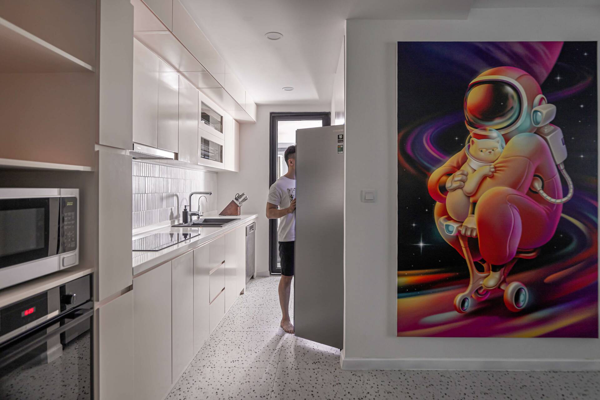 Interior fittings in the home are exactly measured and tailored to suit the size of each furniture, so that every corner of the home is well-organized.