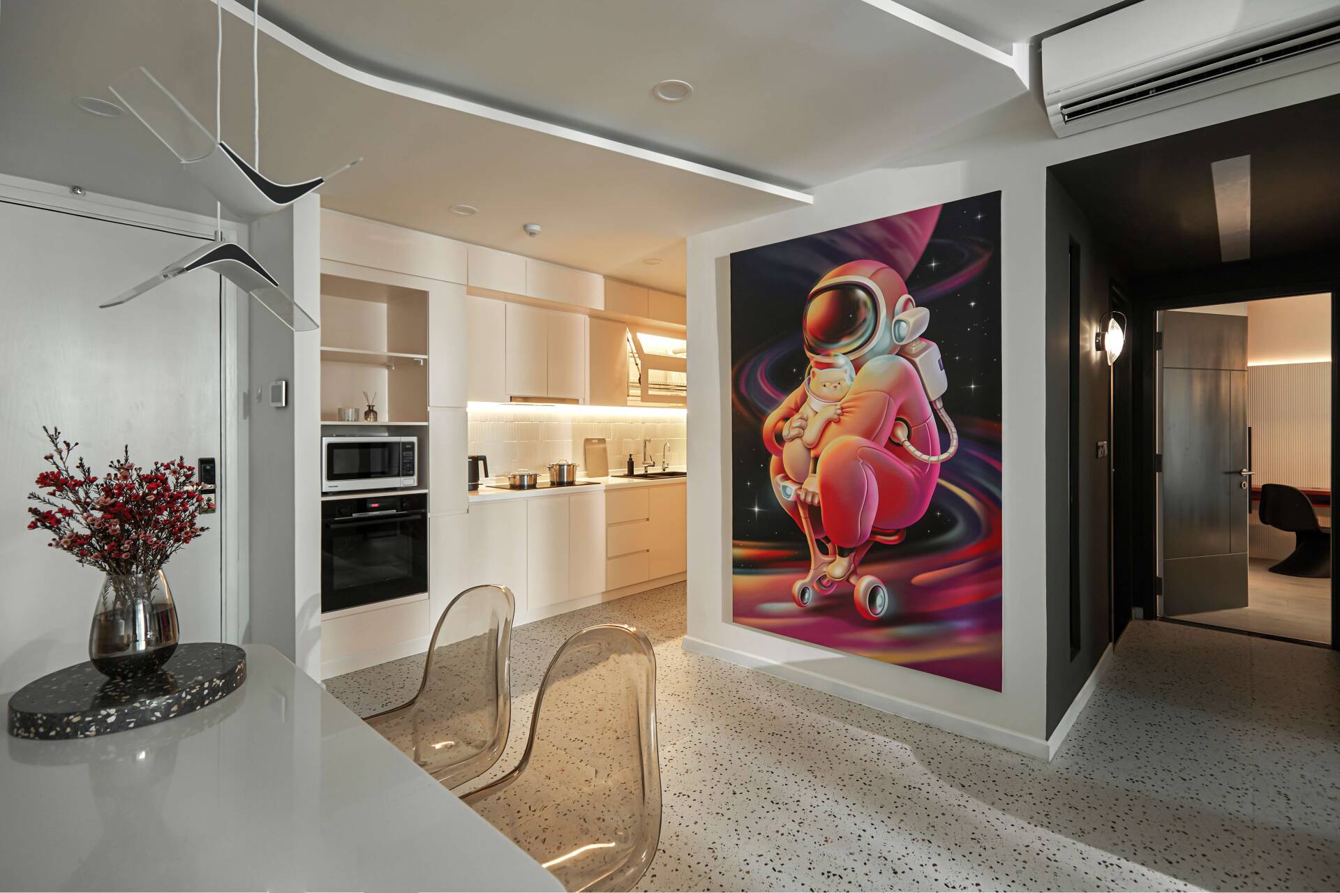 The common corridor of the home is highlighted with a giant picture bearing the spirit of Futurism style. It shows a cheerful, warm and gentle mood whenever returning home, the owner himself can smile because of its humor and grace.