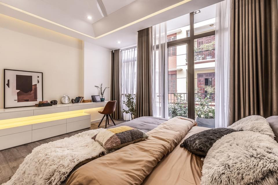 In addition, with the sophisticated design of lights by layer style: a series of LED lights running on the ceiling with small spot recessed lights the room is always bright enough even at night without causing stuffy feeling or dazzle.
