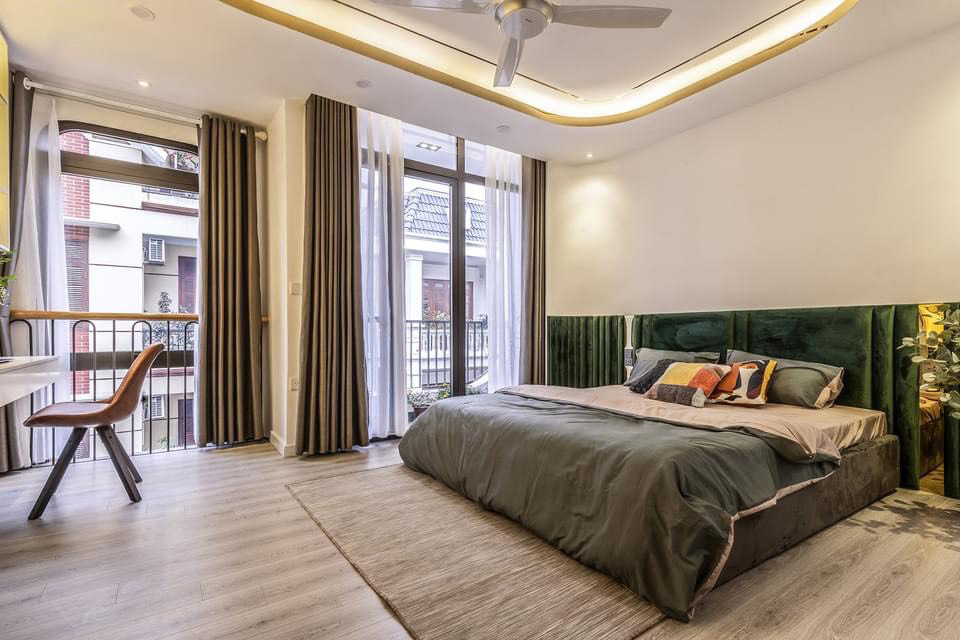 The bed can be accessible from both sizes which is as same as style in luxury resort rooms.