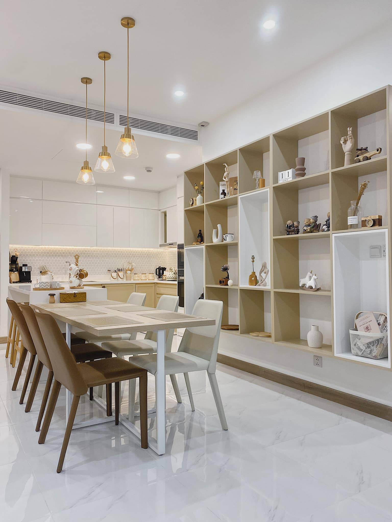 Brown interior in contrast to white one creates a wonderful color vibe.