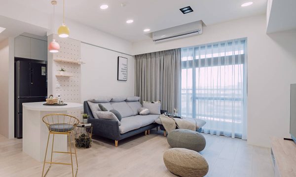 The living room doesn’t have much furniture but is very modern. A large glass window not only brings natural light to the living room but also helps save electricity significantly for homeowners. Under the natural light and light of the LED ceiling lamps, the bold sofa set with bright cushions becomes the highlight of this luxurious living room.