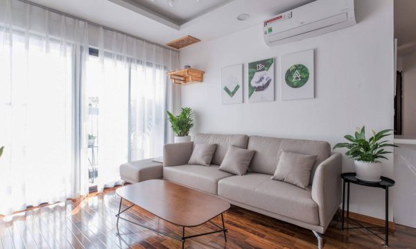 A single sofa and a simple design coffee table in the living room have created an airy space yet still ensure the guest receiving function.
