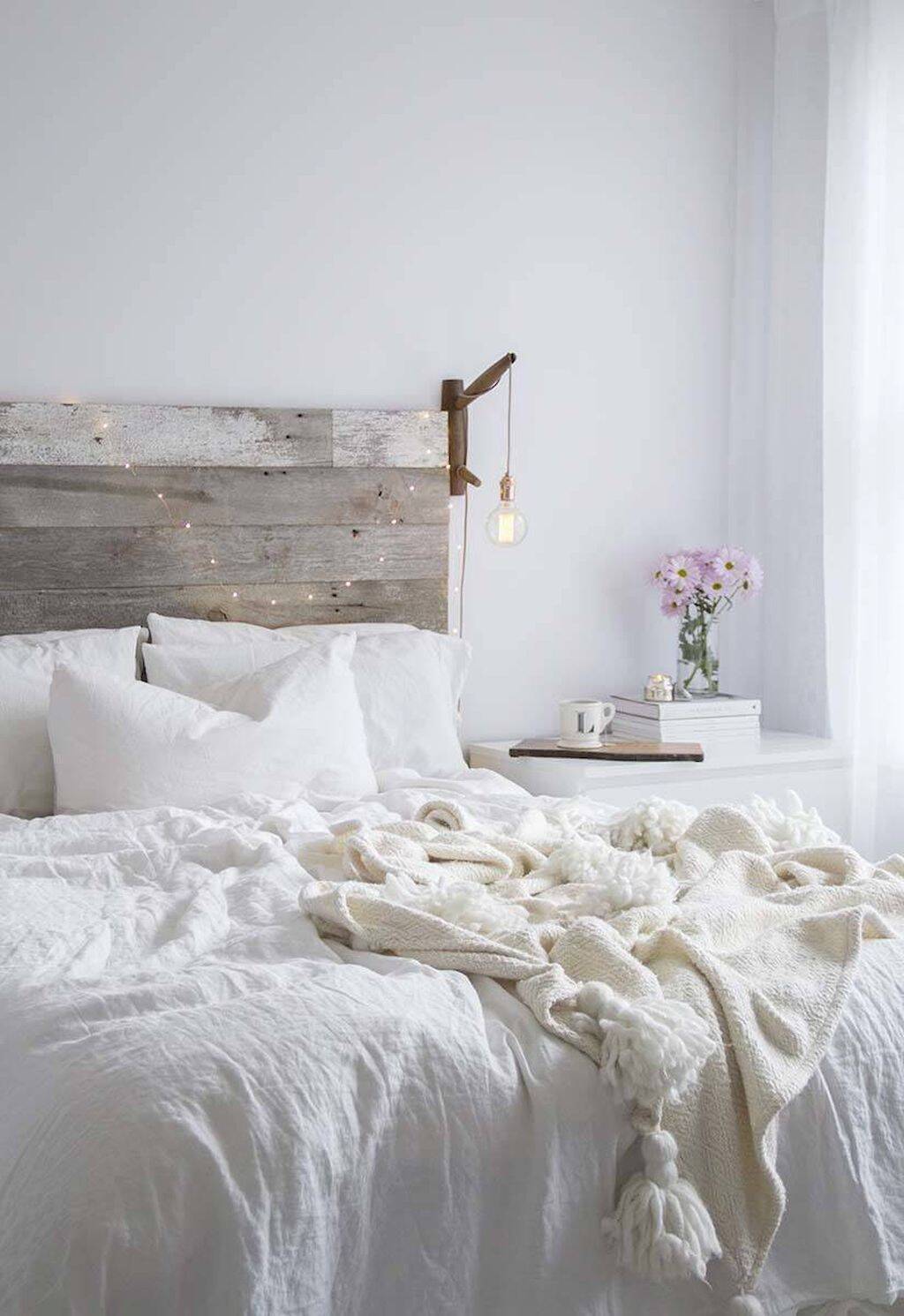 Softness, minimalism and delicacy are the elements making up a Scandinavian bedroom