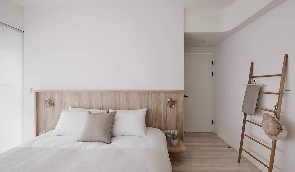 The parents' bedroom is minimalist with a dominant white color.