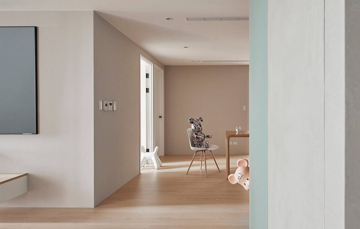 The apartment has a minimalist style, a lot of free space for children to have fun. The color palette is bright, soft and saturated with Scandinavian.