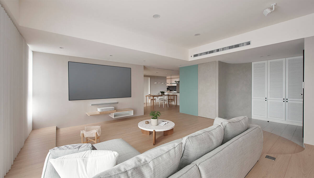 The living space is spacious, the living room ceiling is raised 10cm higher than other rooms.