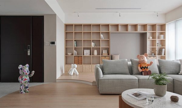 Behind the living room is a children's reading area with a large built-in wardrobe system, integrated with convenient benches. The bottom row of drawers is used to store toys. Floor in this area extends to the wall with a higher window than other areas. Children can comfortably play, run, jump or read books on this arc floor.