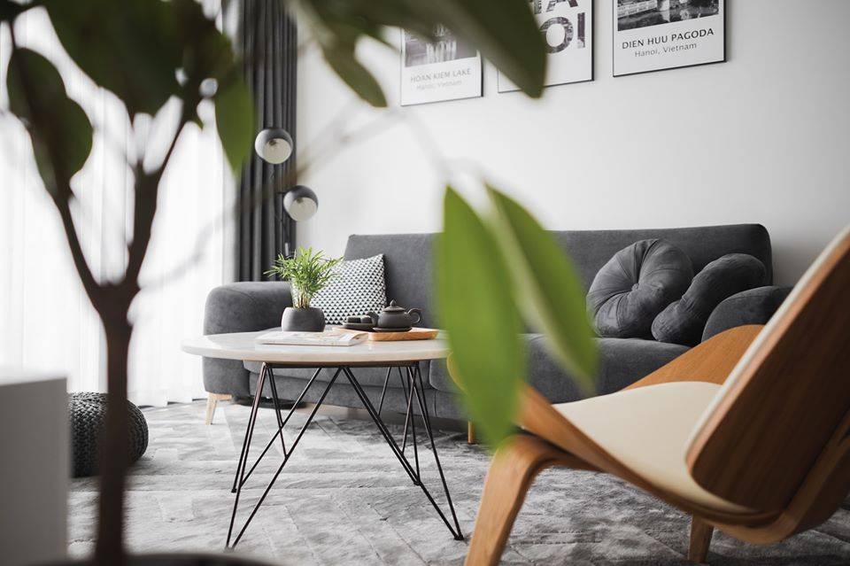 The living room is arranged mainly in gray color but its appearance is not monotonous thanks to a combination of different gray chromas. Layer by layer of color blends perfectly together.