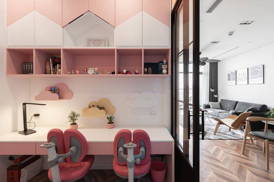 To match the age of little children, two bedrooms are mainly designed in pink and white tones. The overall space looks so sweet and lovely.
