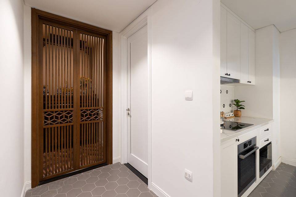 The worship area is located adjacent to the kitchen. A wooden door helps separate this space completely, bringing a spiritual and solemn breath.
