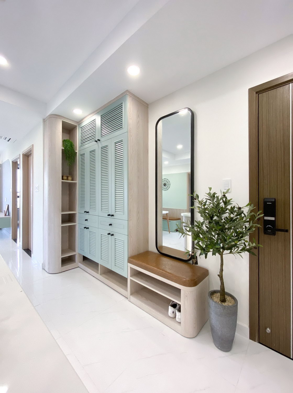 At the entrance, architects designed a shoe cabinet and a mirror to accommodate the family's living needs.