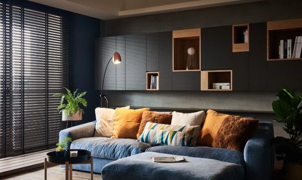 The apartment is designed in three main colors: black - blue - brown.