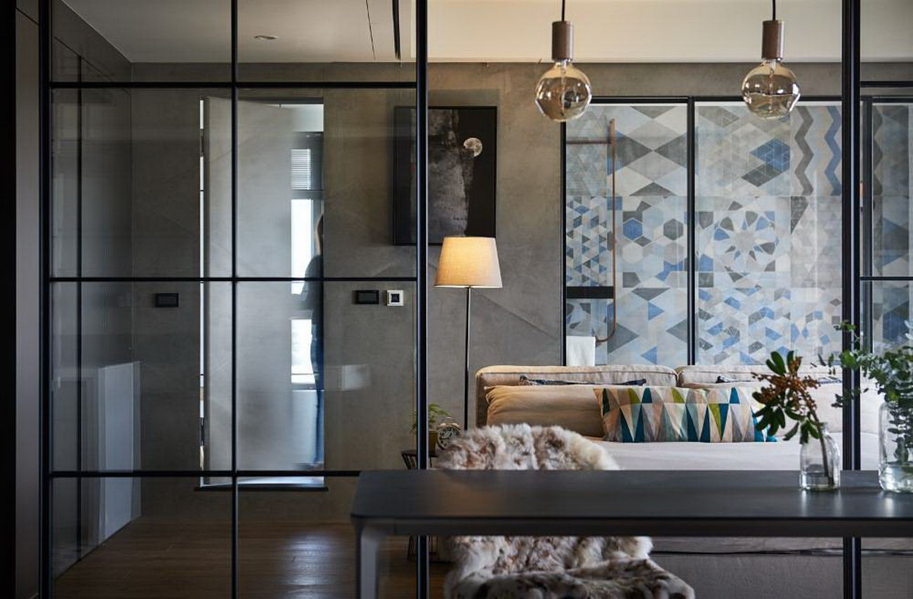 Pull-open glass doors create an access to the bedroom.