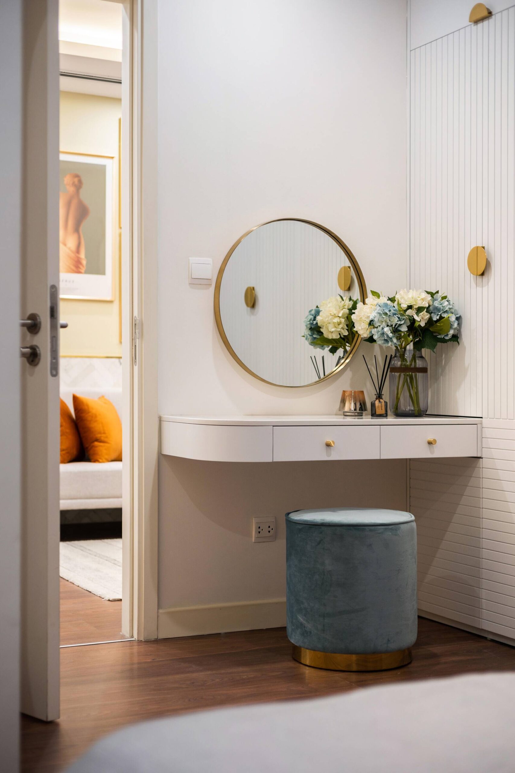 The metallic details appear on handles, headboard, circular makeup mirror to help the space more delicate and luxurious. 