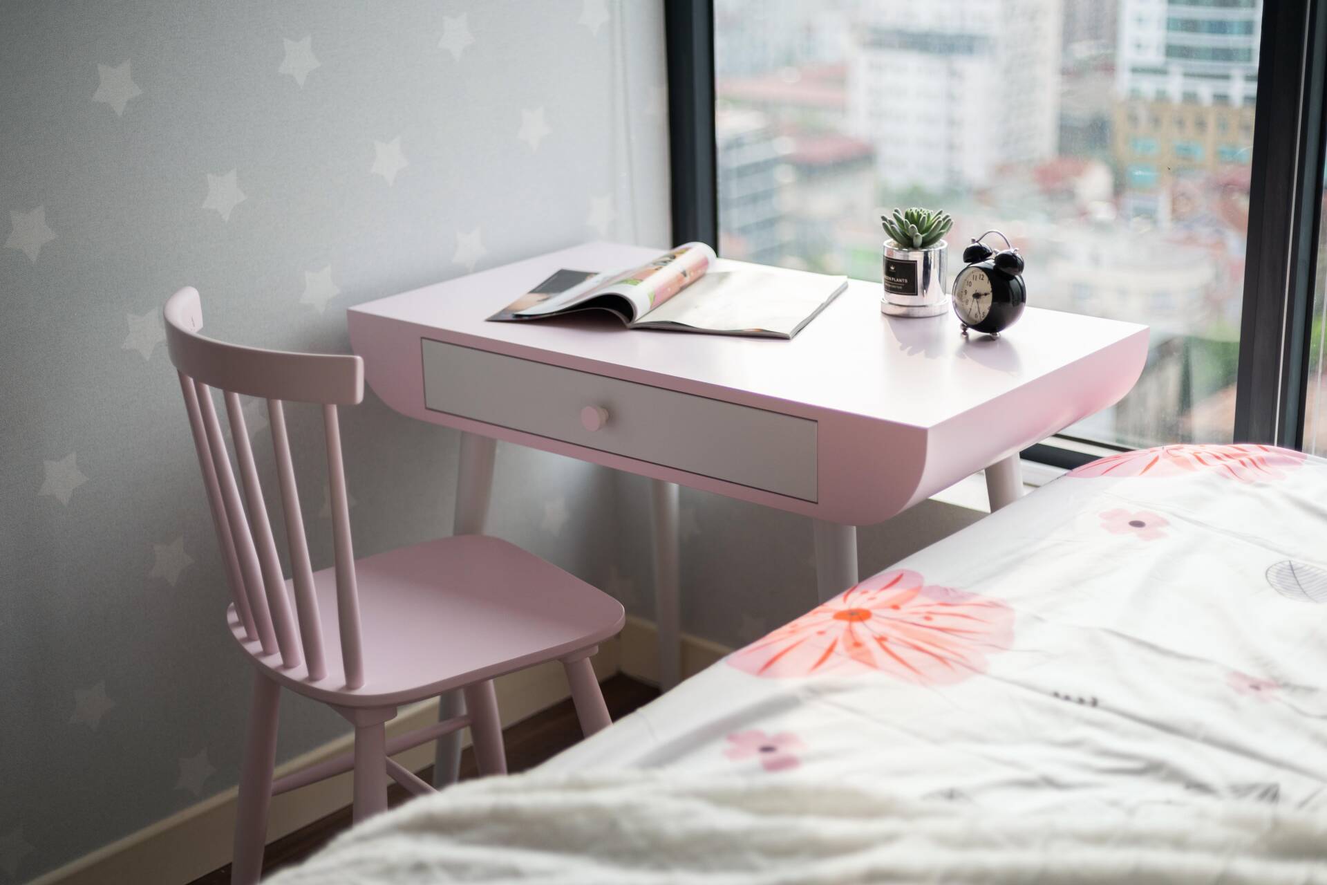 The beautiful little pink desk gives you inspiration to learn.