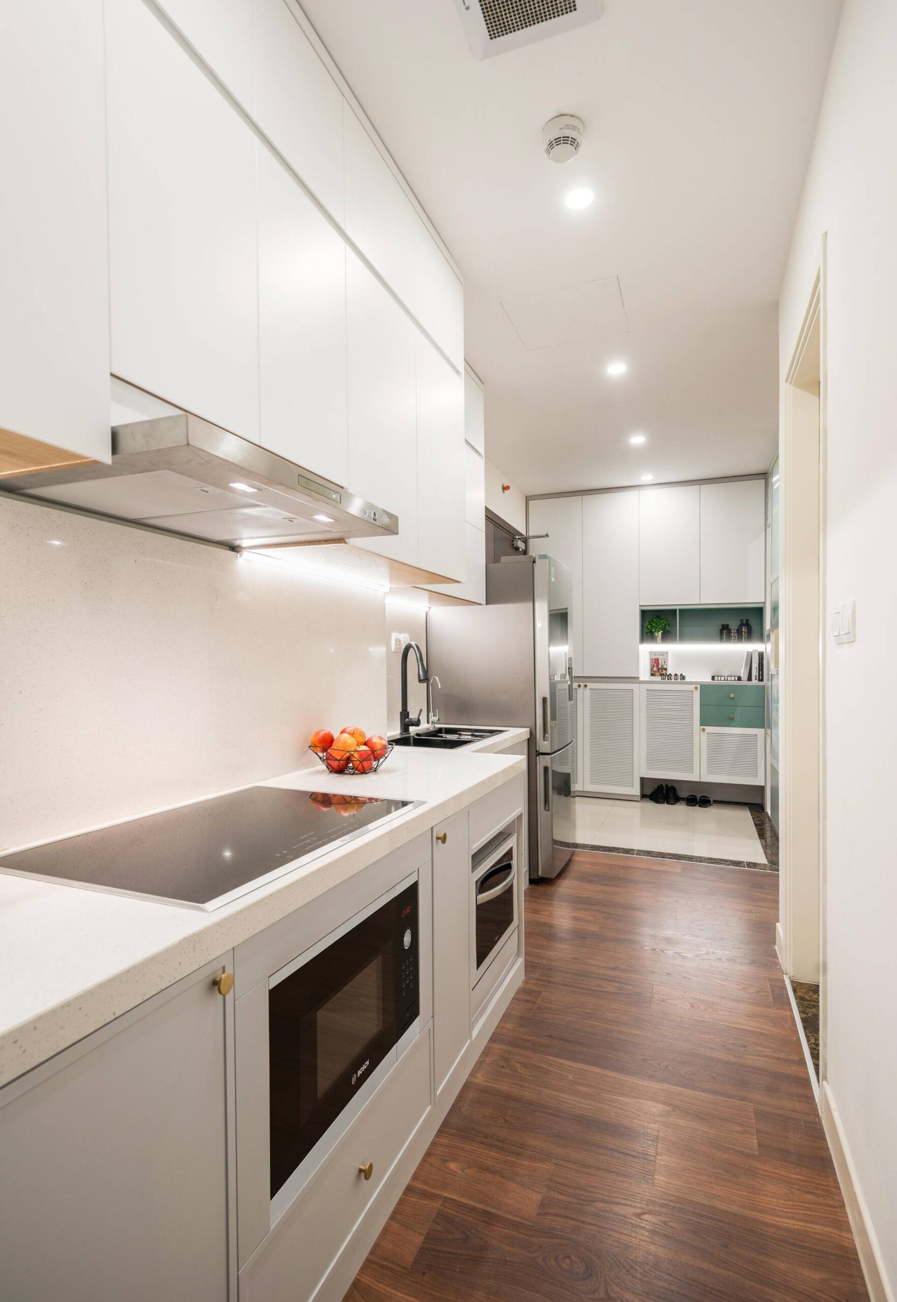 Although the kitchen area is not too large, it is still fully equipped with a microwave, oven, and other necessary equipment thanks to the reasonable tailoring of kitchen cabinets.