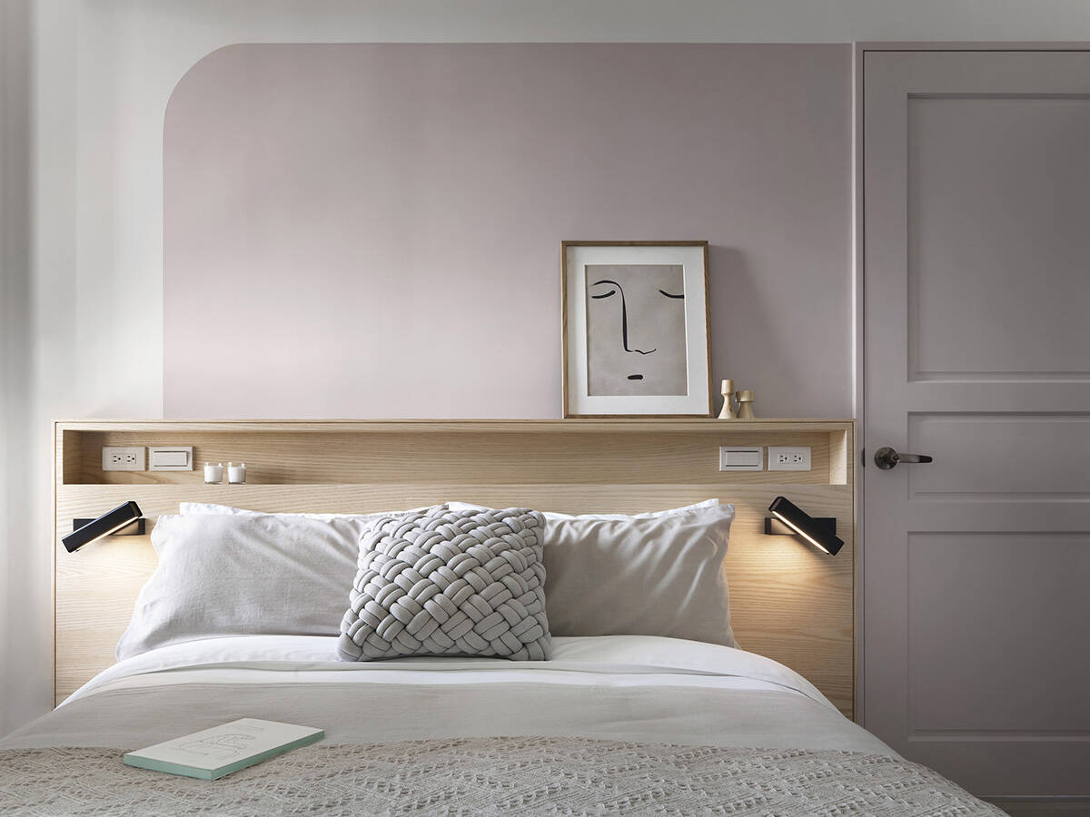 Coordinating different paint colors is the simplest and easiest way to decorate the bedroom.