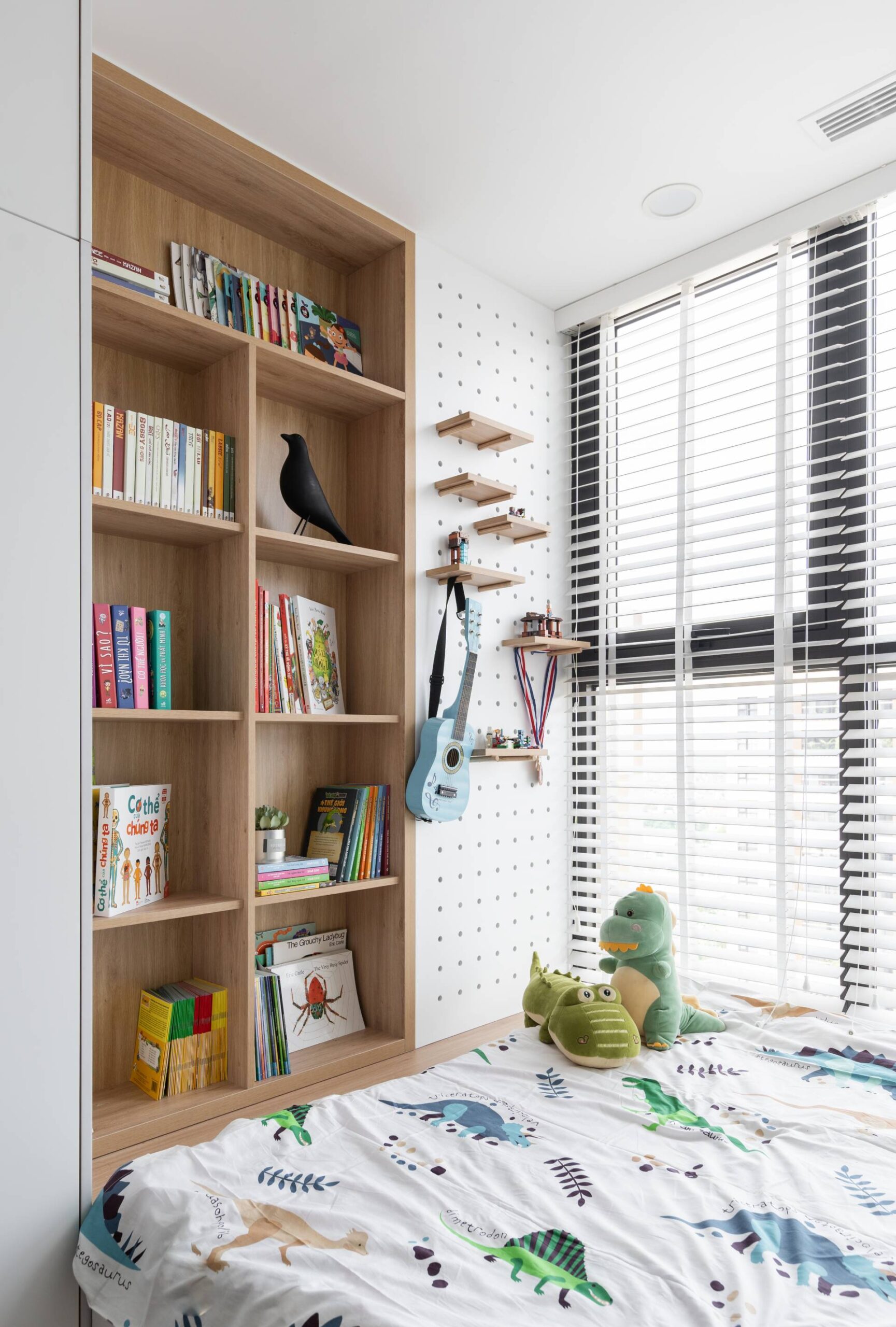 A perforated wall in the baby's bedroom is also an interesting highlight, helping to change and create many ways to hang things according to the baby's wants.