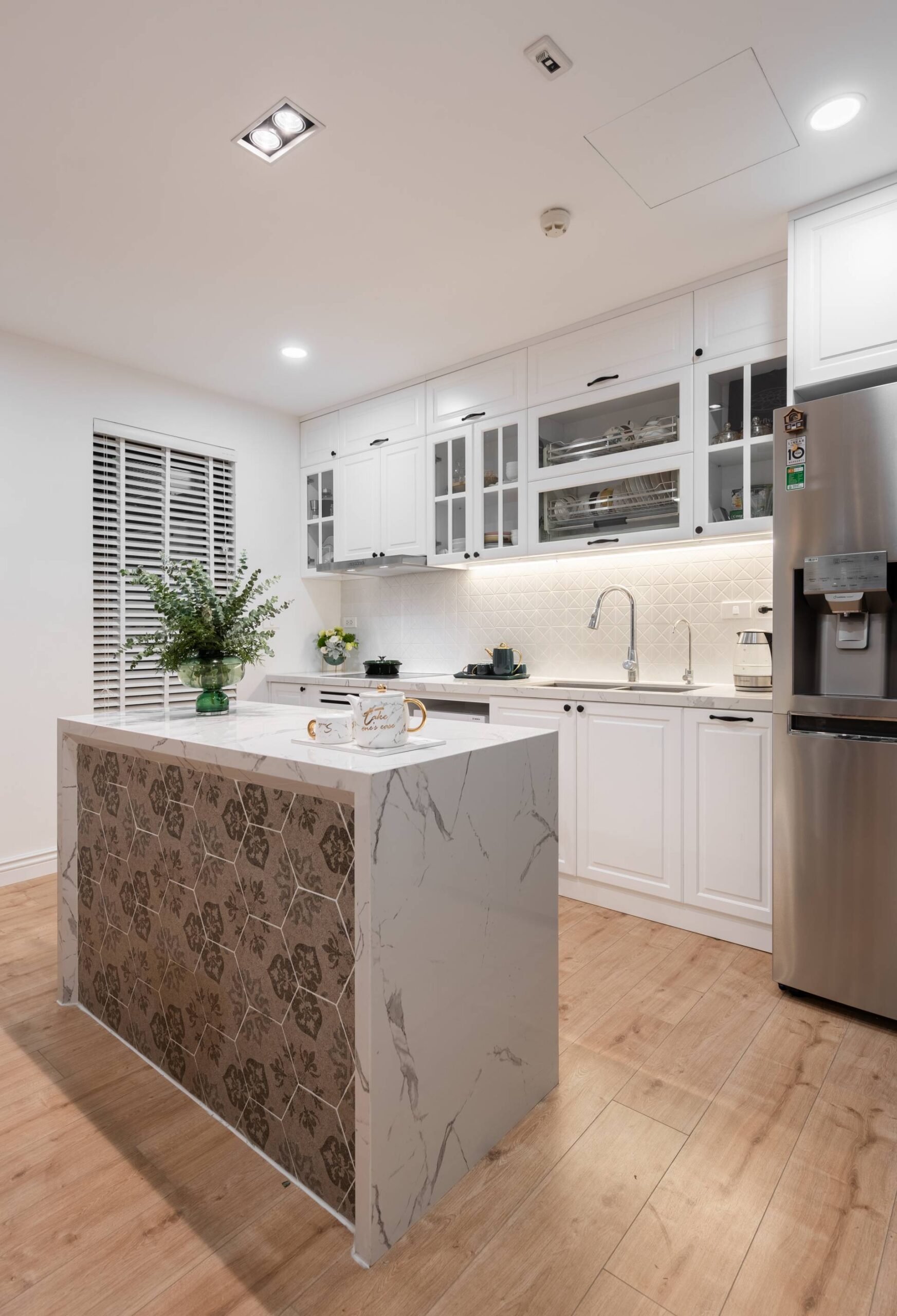 The kitchen area is small. Architects have chosen neutral light color tones such as white, metallic, light brown ... to make this space look more spacious, airy, bringing happy cooking moments.