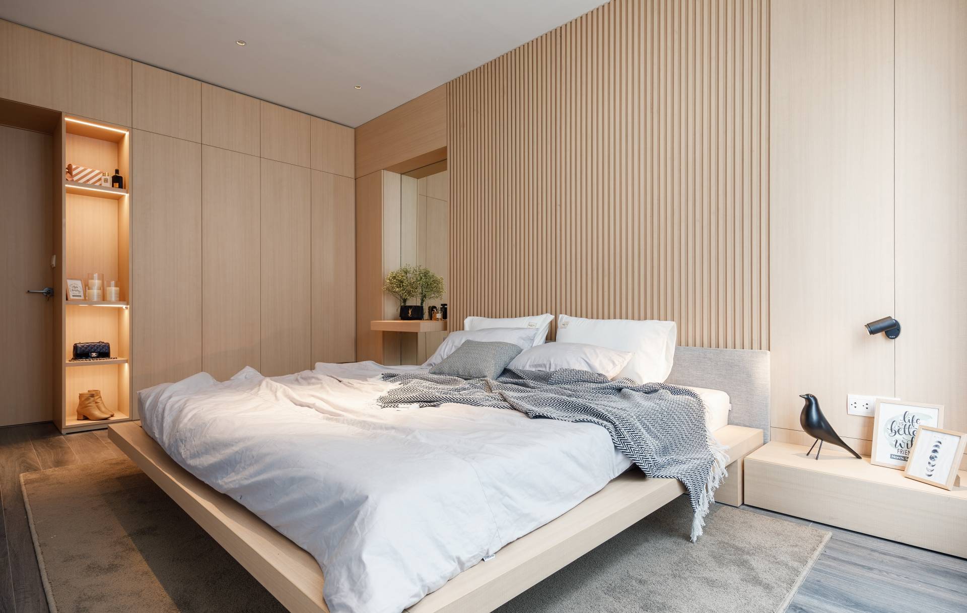 The master bedroom is neat and scientific with warm tones but no less luxurious.