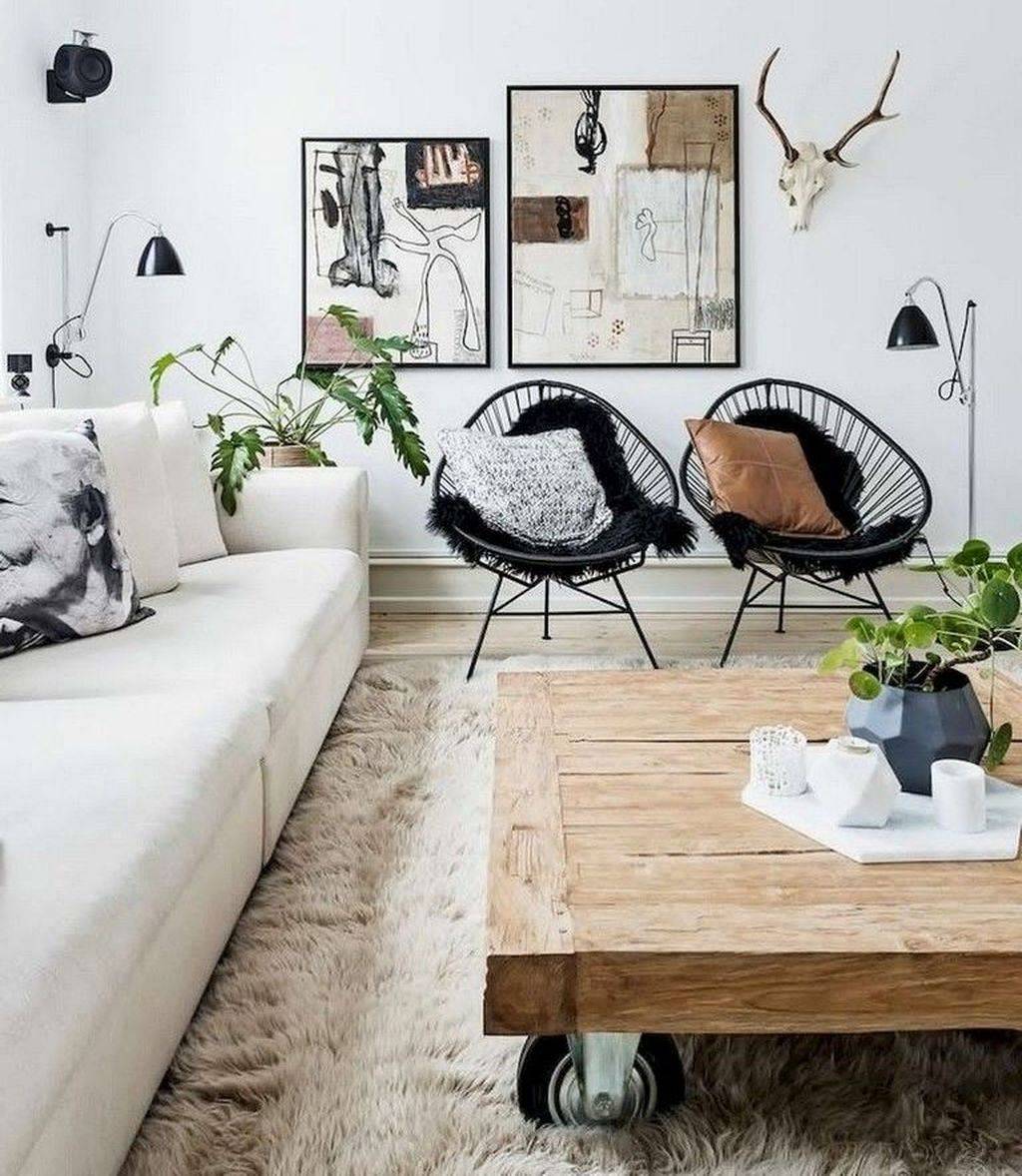 White is the main color, combined with the yellow wooden table to create a special highlight for the space. To avoid monotony, the room is equipped with fur carpets and small decorative items such as lamps, wall paintings.