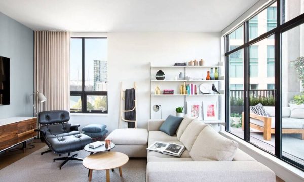 In this living room, double tea tables and relaxing leather chairs are highly portable furniture which is easy to move to another location when needed.