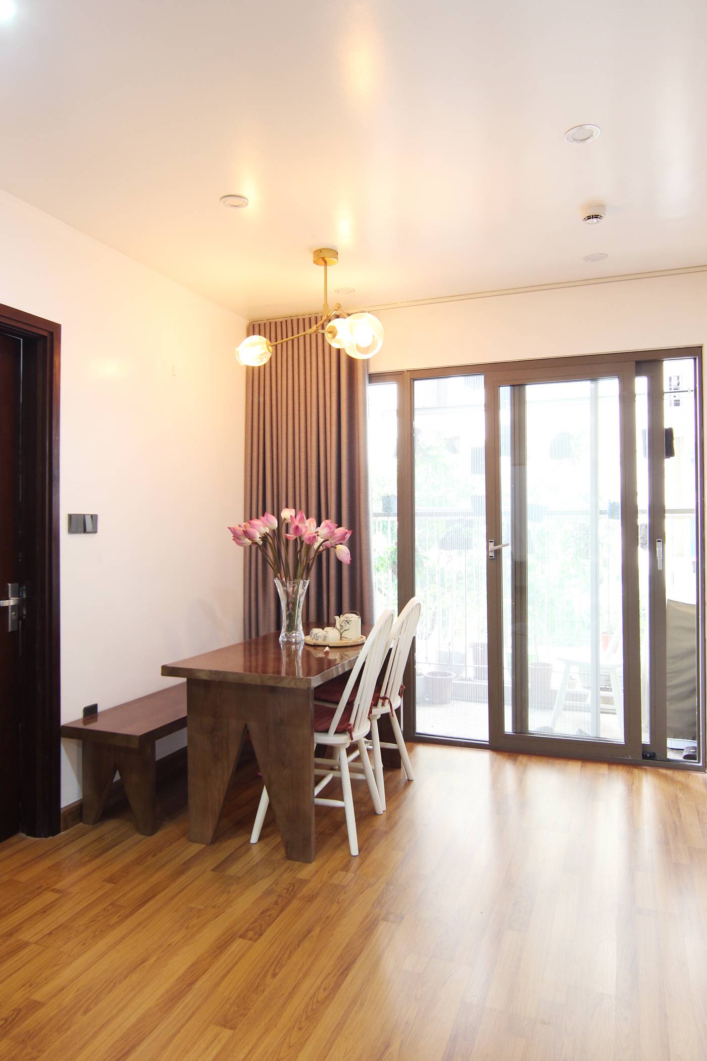 All create grace and lightness for the dining space.