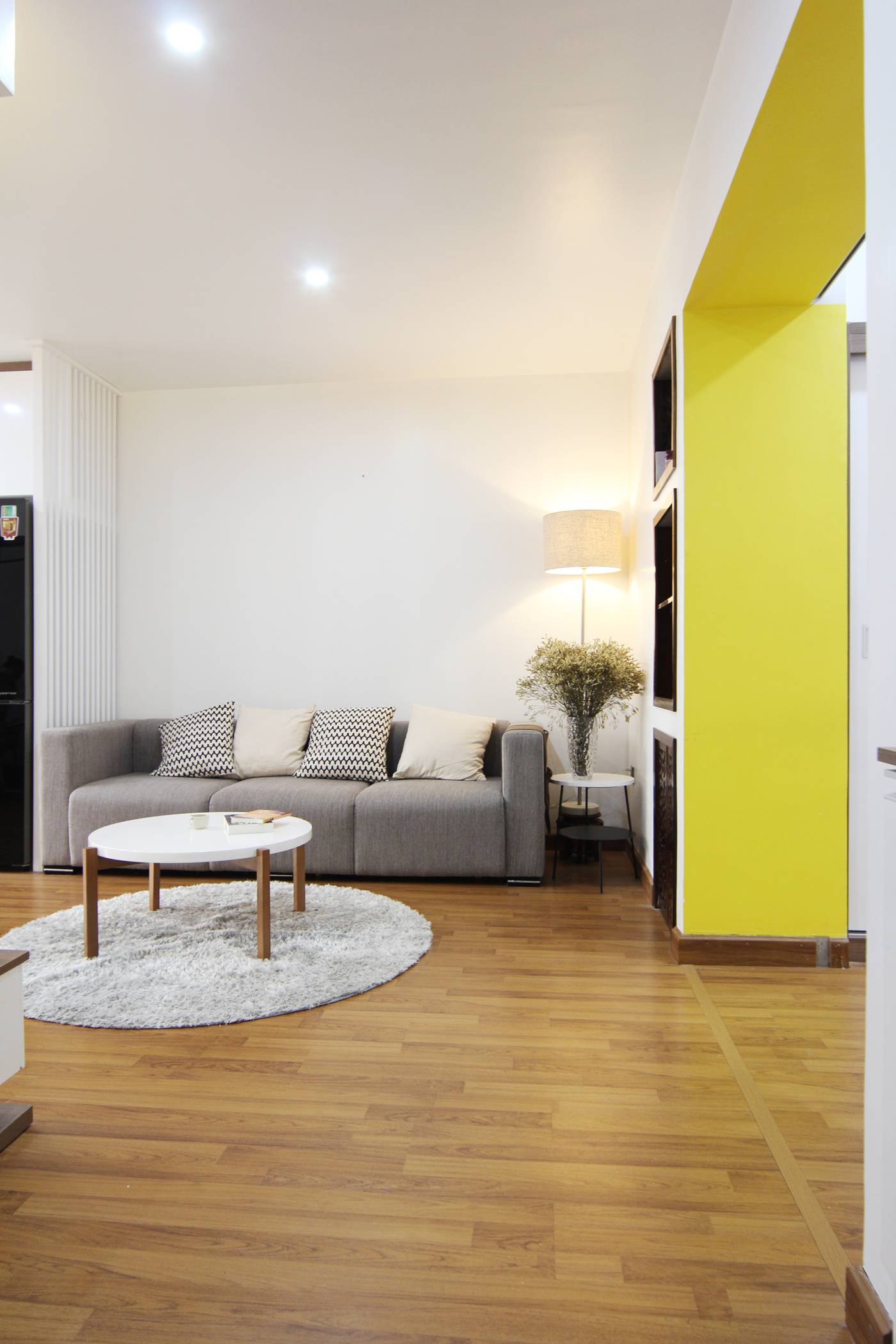 Lemon yellow is used to divide common and private spaces.