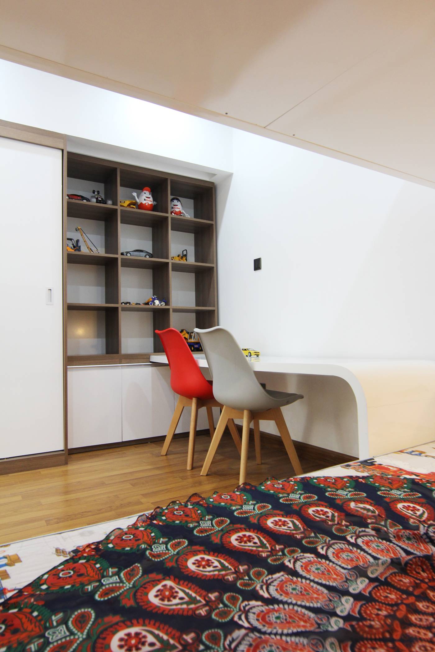 The desk is also designed to be soft to avoid angles ensuring the safety for children when playing.