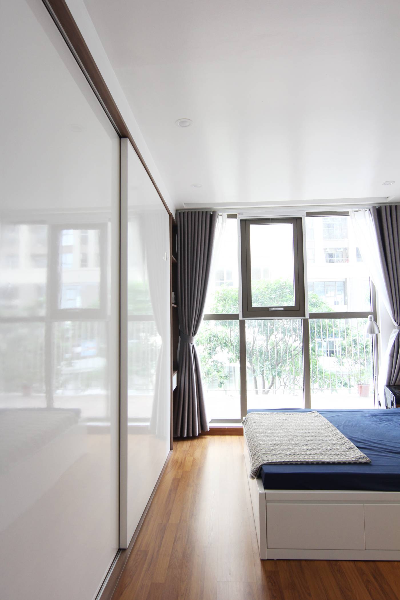 There are some boxes underneath the bed so it helps to enhance the storage area for a neat bedroom.