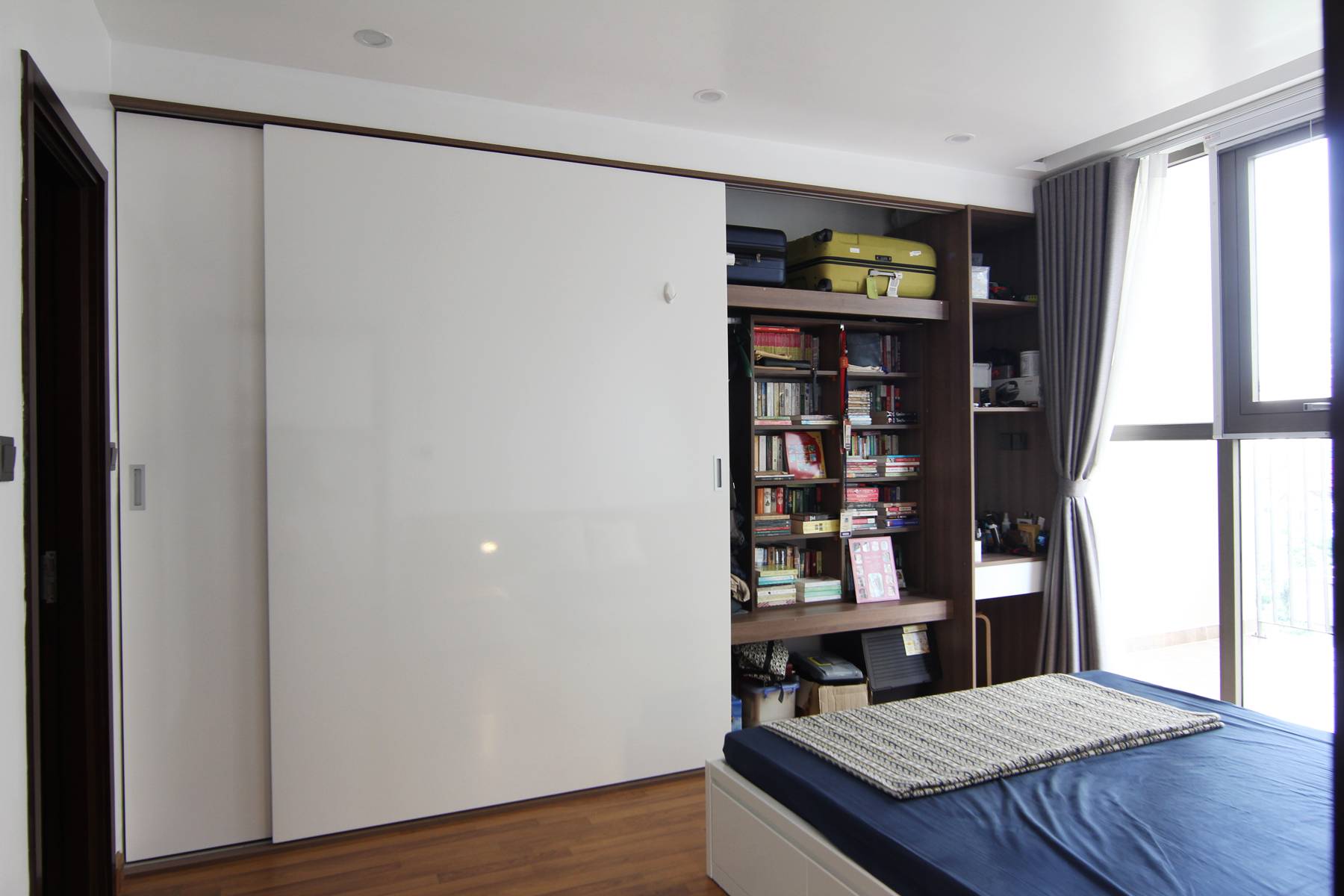 The wall cabinet system can be both a wardrobe and a very convenient bookshelf.