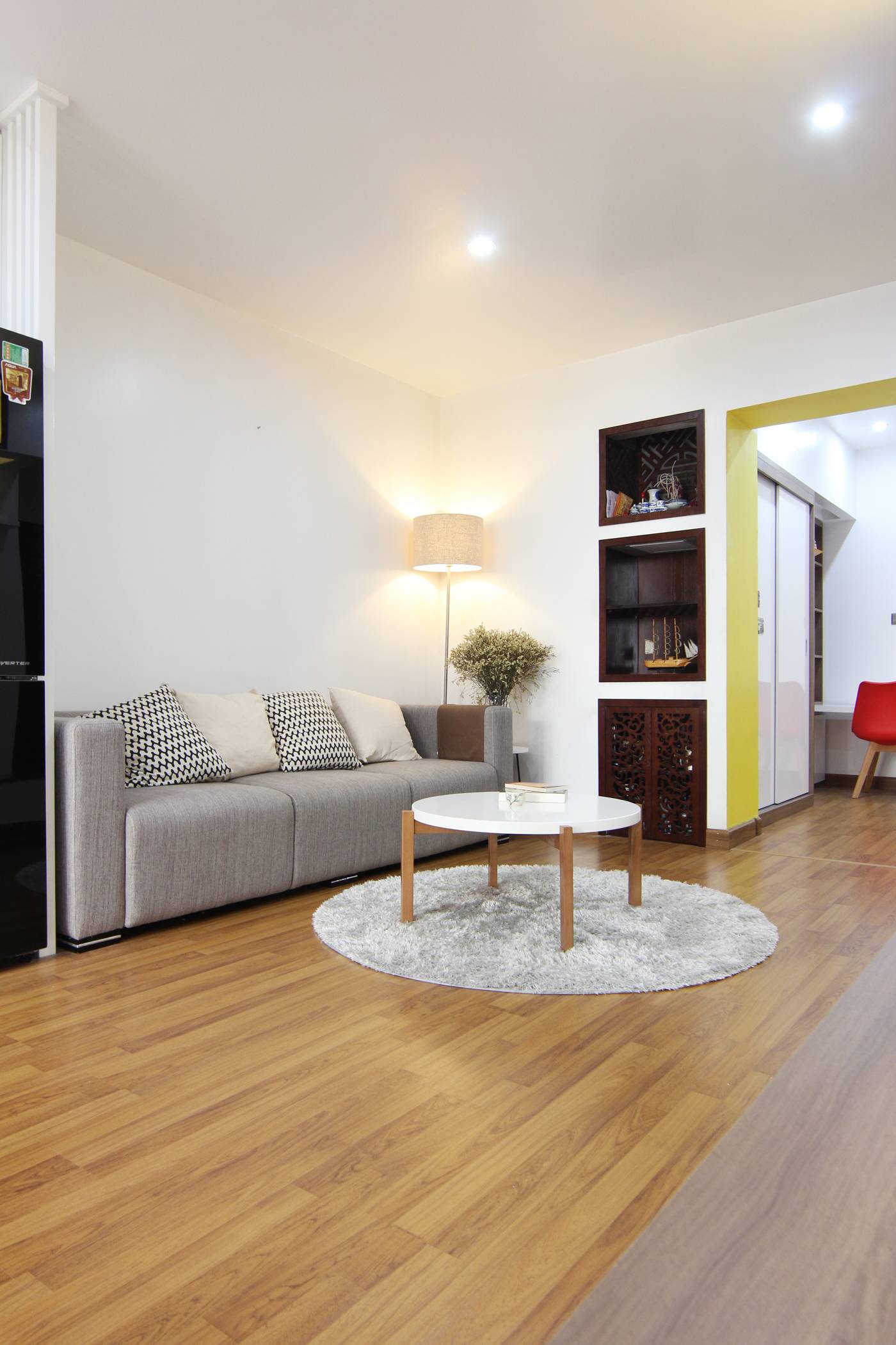 The living room is simple with a round tea table combined with carpet to exude a harmonious feeling.