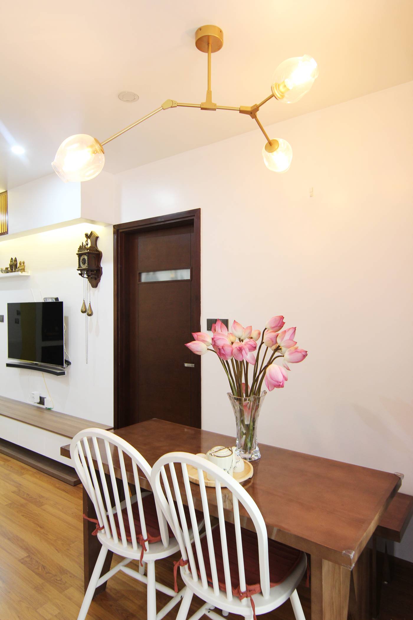 The dining area becomes cozier with the layout of drop lights.