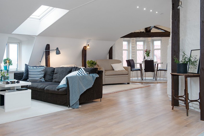 Using natural-colored wooden floor combined with deep colors of furniture to create an impressive space.