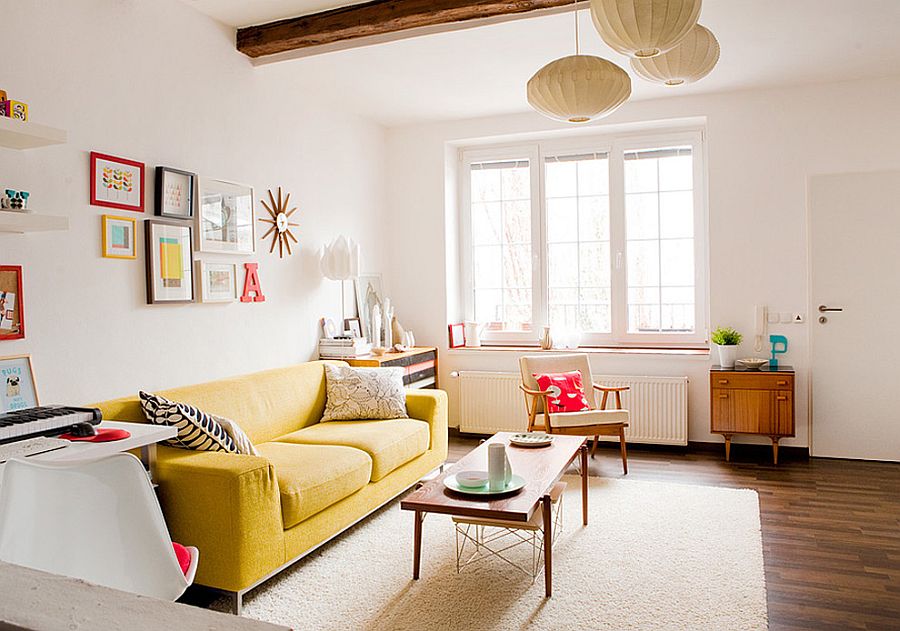 The room is full of sunshine with a light and tidy Nordic style decoration.
