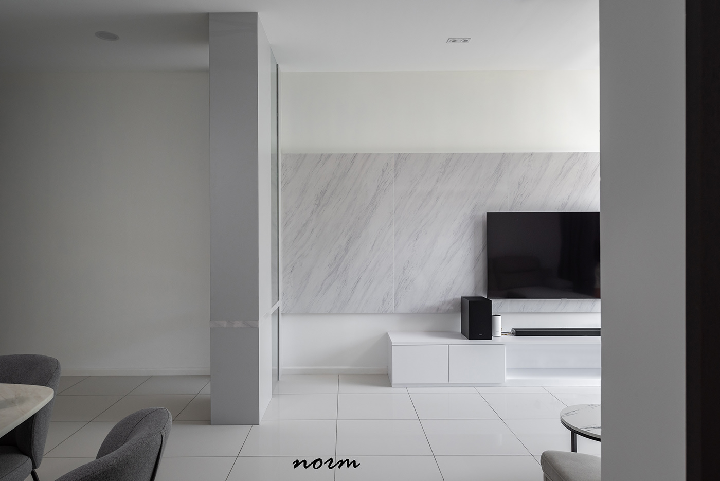 In this apartment, neutral colors such as white, gray, and black play a dominant role. When these colors are combined with the minimalism of the lines, the interior style of the apartment will become more elegant and sophisticated. 