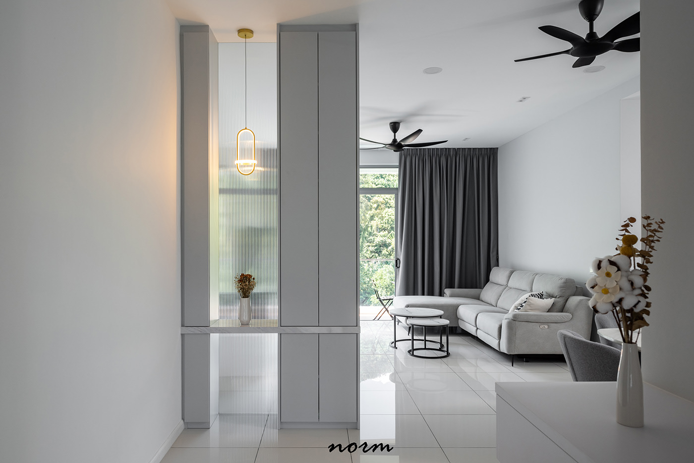 A cleverly coordinated and harmoniously colored storage cabinet is a simple way to arrange objects while also utilizing space and separating this adjacent area in a non-rigid way.