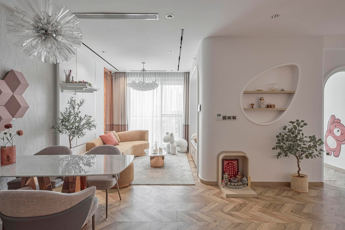 This apartment is approximately 115 square meters in dimensions, with the advantage that both the living room and its three bedrooms have a view and illumination. To create a spacious impression, the design makes full use of the light that can be received from these rooms.