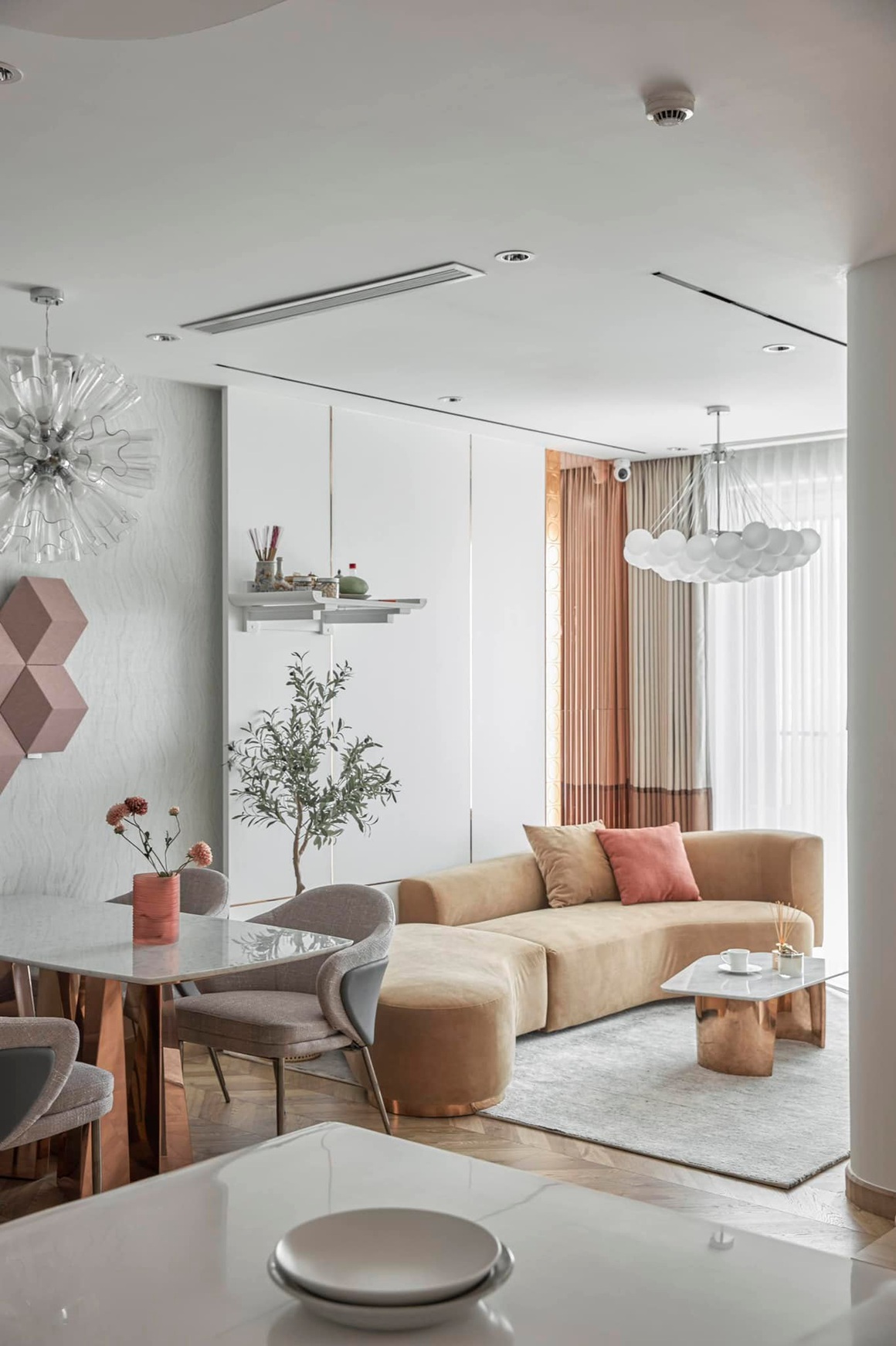 The metallic pink color is both beautiful and unusual, but if not used subtly, it can generate colorful, cheesy surroundings. This interior design is both luxurious and unfussy, giving the apartment a delightful and warm feeling when walking in.