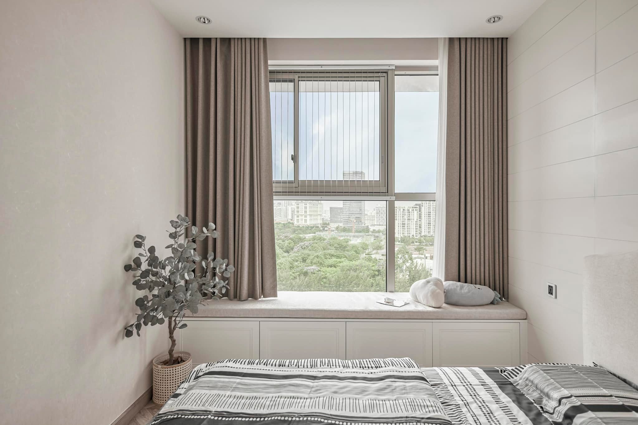 A combination of a cabinet and a large mattress can be used to create a nook in which to enjoy the window scenery. 