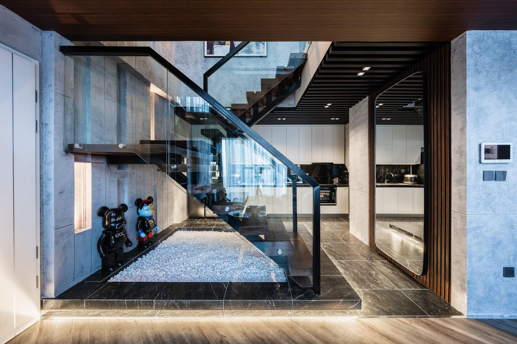 Glass panels create a see-through space effect that integrates and expands the space. 